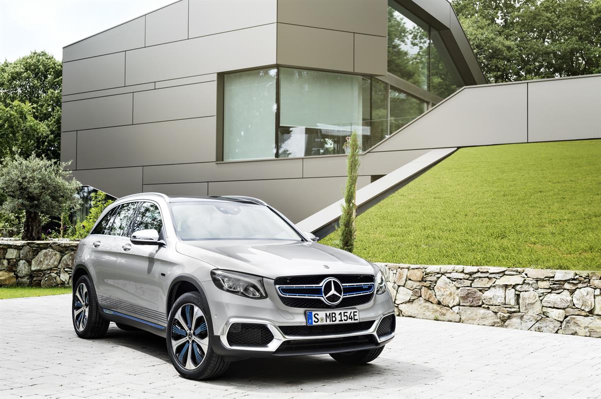 Mercedes-Benz kombiniert Strom und Wasserstoff im Zeichen von EQ Power - GLC F-CELL startet in die Vorserie: Weltweit erstes Elektrofahrzeug mit Brennstoffzellen- und Batterieantrieb
