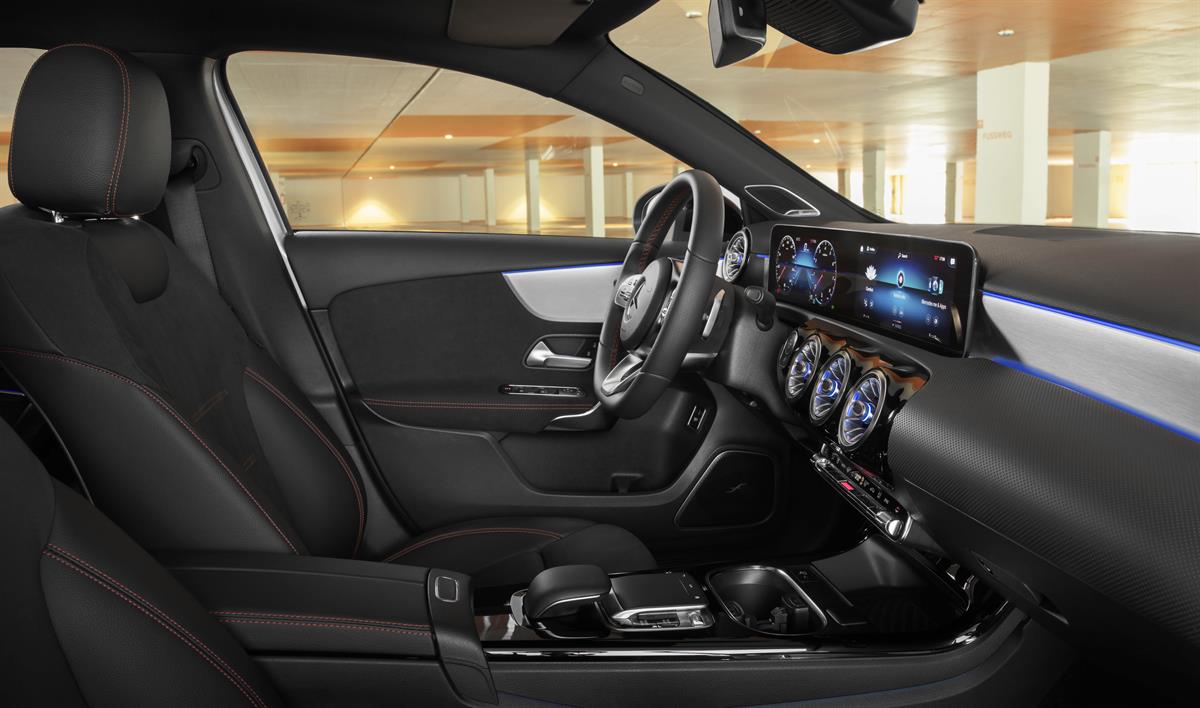 Die neue Mercedes-Benz A-Klasse Limousine Interieur schwarz