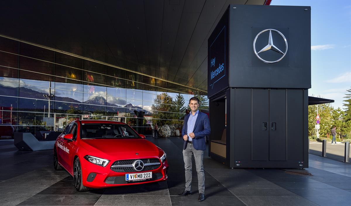 Stefan Moser und die Mercedes-Benz Pop-up Box vorm Atrio in Villach
