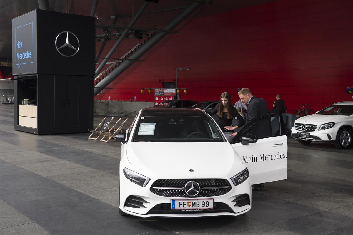 Kundengespräch vor der Mercedes-Benz Pop-up Box vorm Atrio in Villach