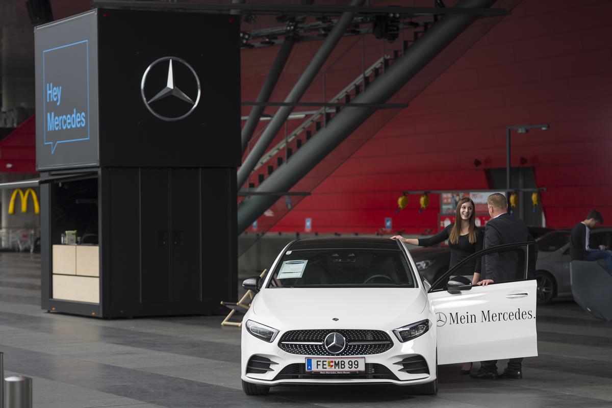 Kundengespräch vor der Mercedes-Benz Pop-up Box vorm Atrio in Villach
