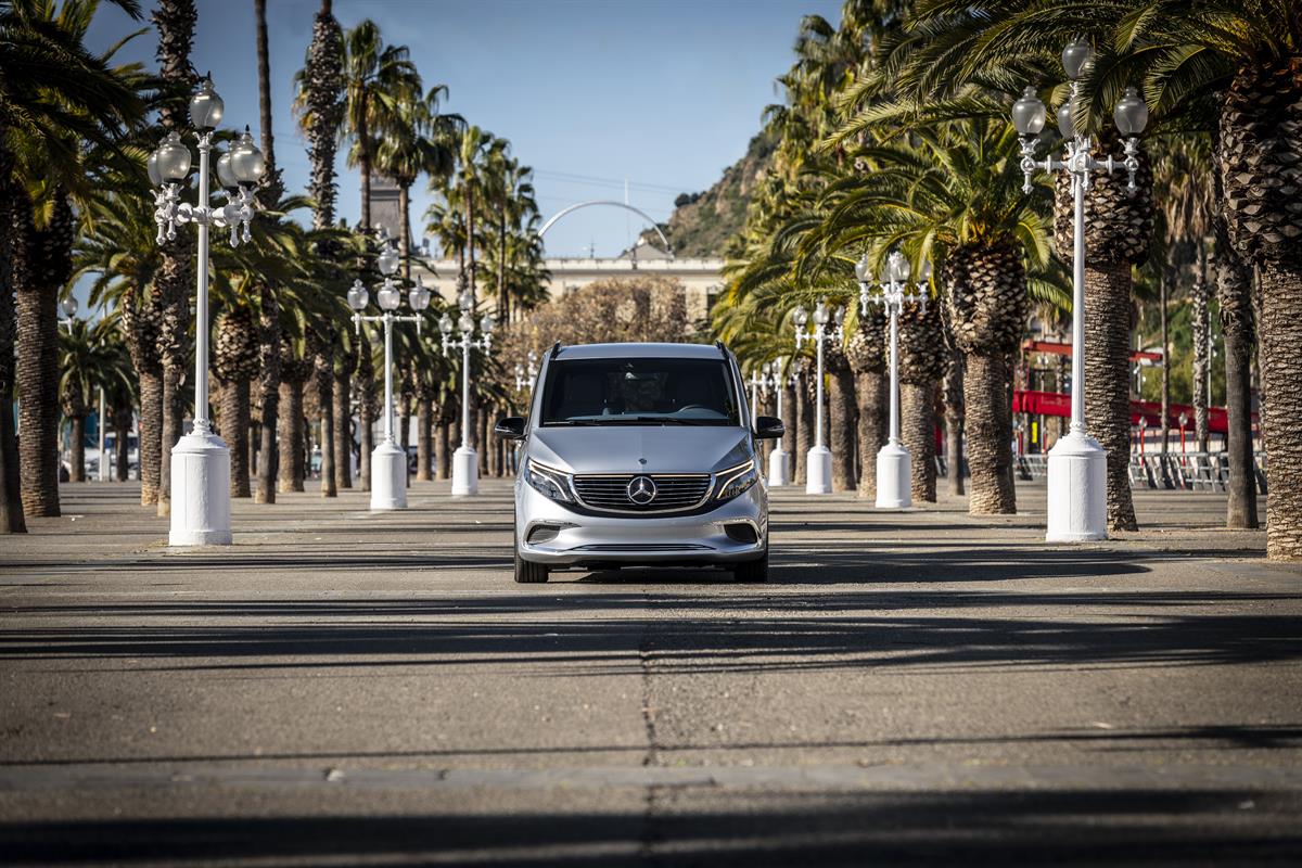Mercedes-Benz Concept EQV: Erste vollelektrische Fahrt in der Mittelmeermetropole Barcelona