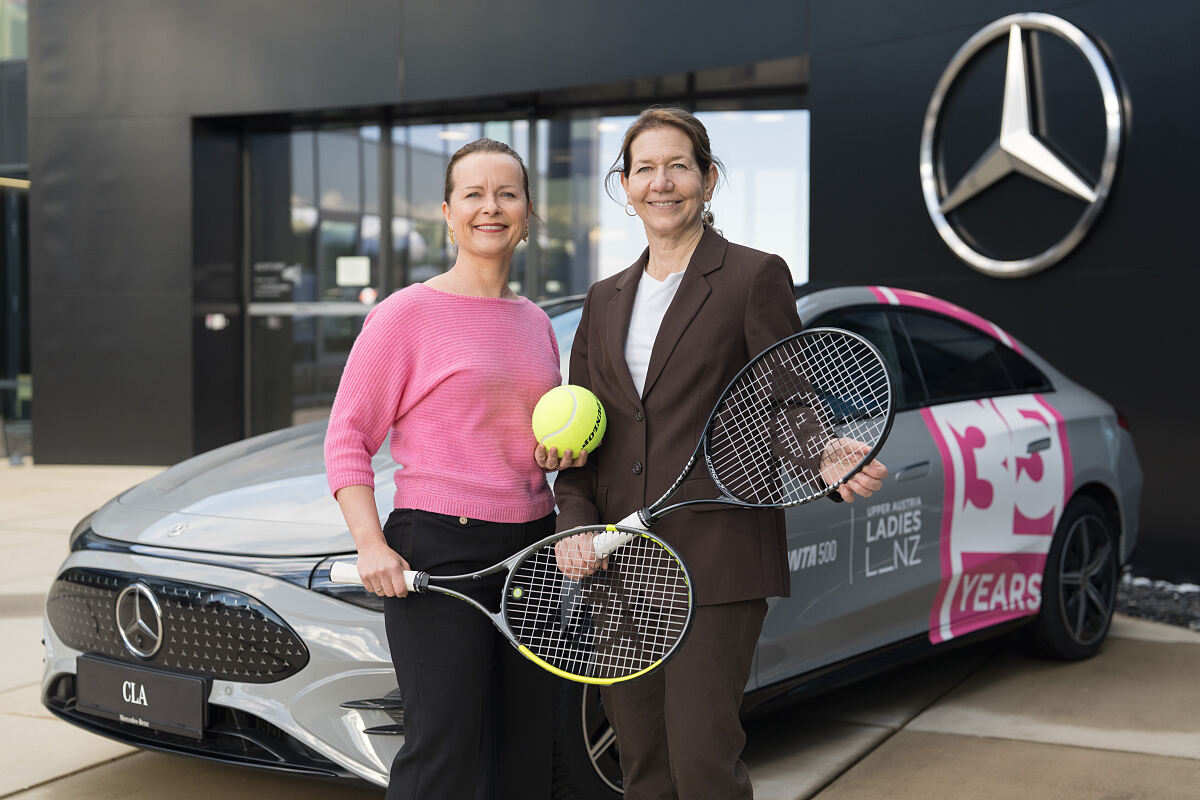 Agnieszka Kühn (CEO Mercedes-Benz in Österreich) & Sandra Reichel (Turnierdirektorin Upper Austria Ladies Linz) bei der Fahrzeugübergabe