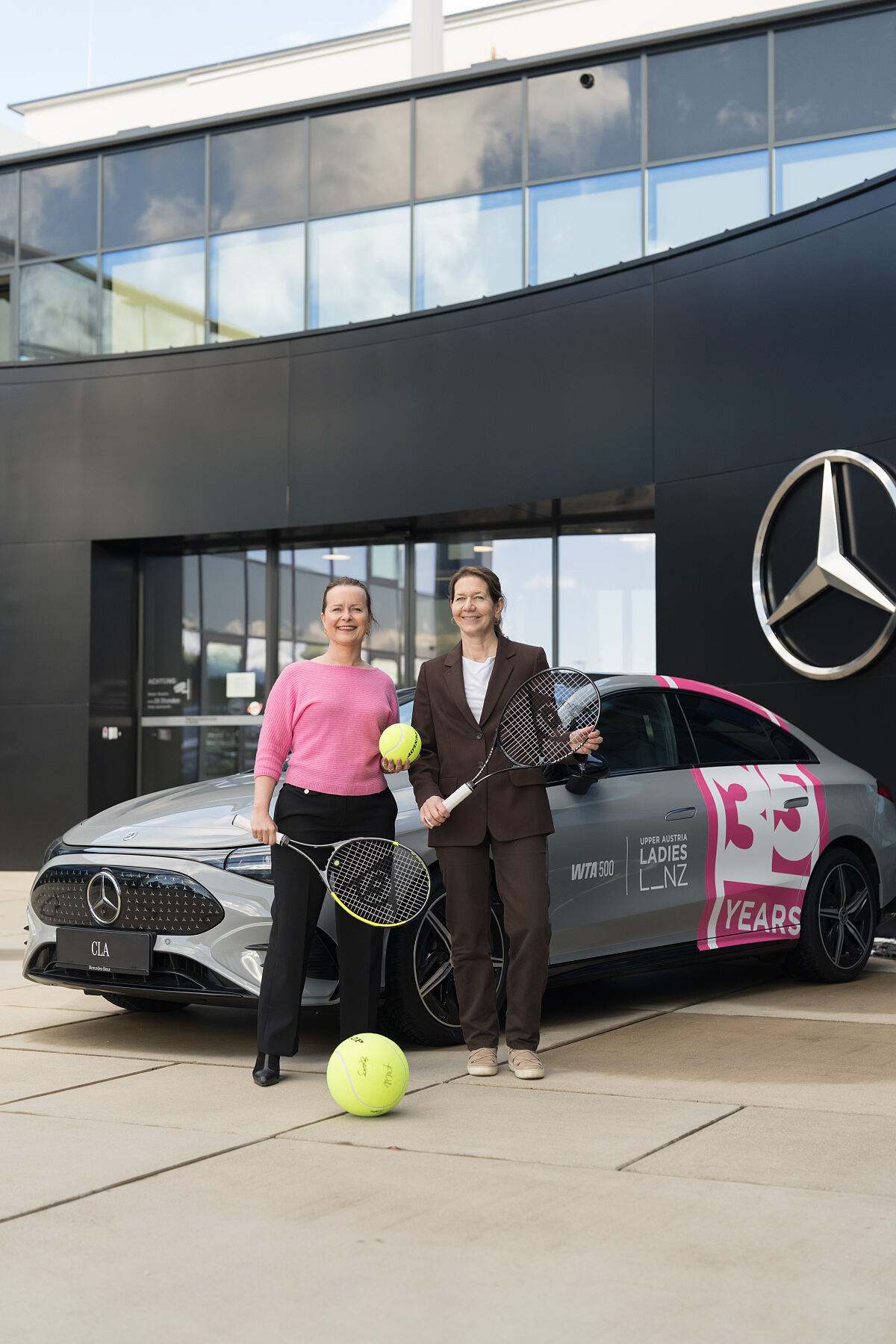 Agnieszka Kühn (CEO Mercedes-Benz in Österreich) & Sandra Reichel (Turnierdirektorin Upper Austria Ladies Linz) bei der Fahrzeugübergabe