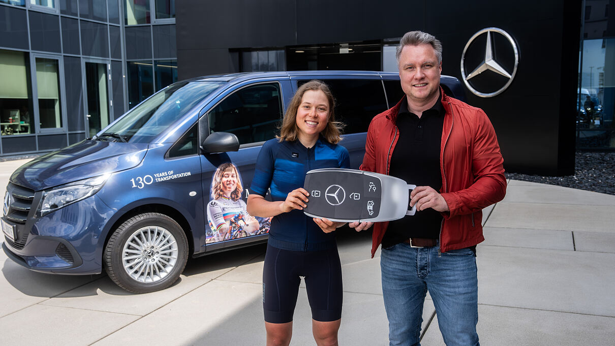 David Nogossek (Managing Director Sales & Marketing Mercedes-Benz Vans Österreich) übergibt den Vito Tourer 4x4 an Mona Mitterwallner (MTB-Marathon Weltmeisterin) vor der Mercedes-Benz Österreich Zentrale in Eugendorf
