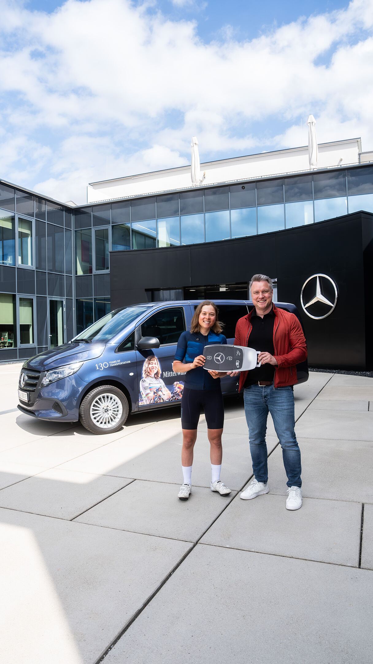 David Nogossek (Managing Director Sales & Marketing Mercedes-Benz Vans Österreich) übergibt den Vito Tourer 4x4 an Mona Mitterwallner (MTB-Marathon Weltmeisterin) vor der Mercedes-Benz Österreich Zentrale in Eugendorf