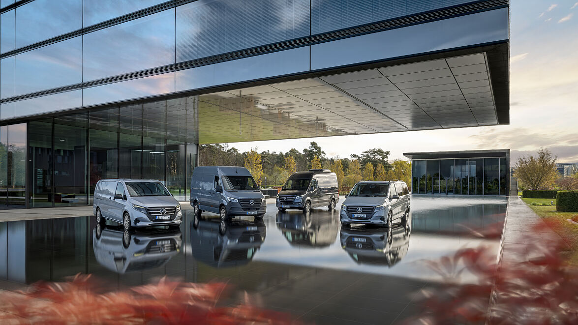 Mercedes-Benz Transporter vor moderner Glasarchitektur in Sindelfingen