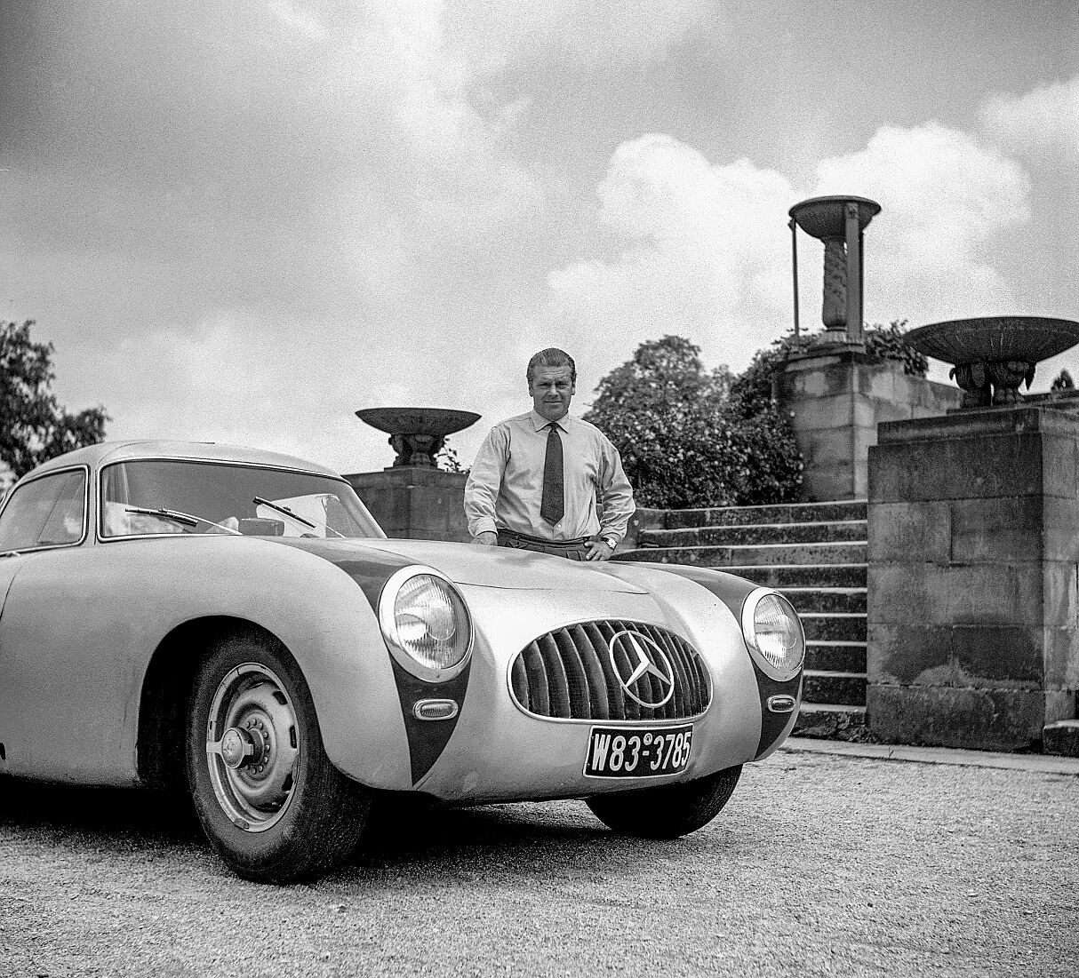 Rudolf Uhlenhaut, 1906 bis 1989. Foto mit dem Mercedes-Benz 300 SL Rennsportwagen (W 194) auf dem Stuttgarter Rotenberg aus dem Jahr 1953. 