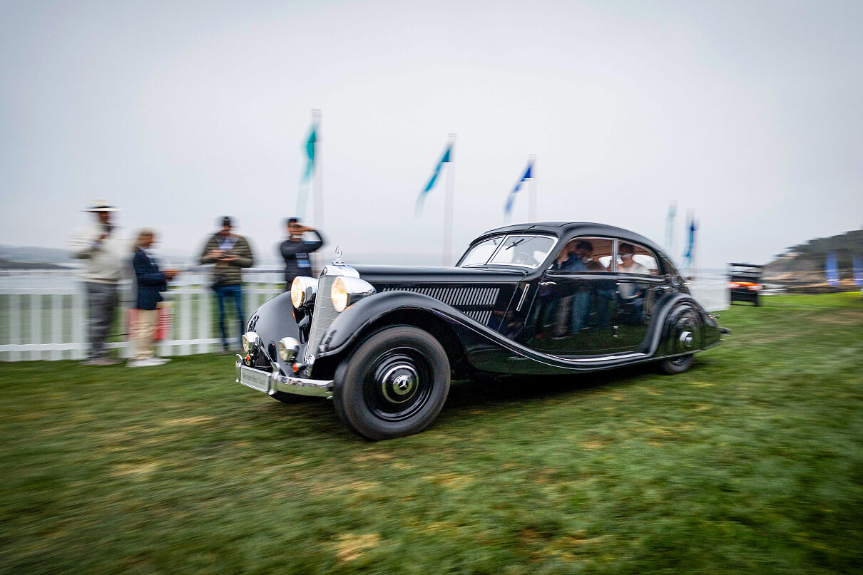 Ästhetik der Geschwindigkeit: Mercedes-Benz 320 Stromlinienlimousine (W 142, 1938) bei der Dawn Patrol des Pebble Beach Concours d’Elegance 2026. Foto: David Stegmaier.