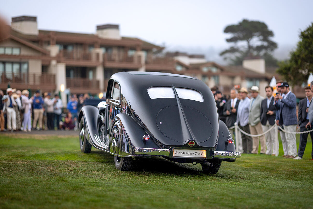 Ästhetik der Geschwindigkeit: Mercedes-Benz 320 Stromlinienlimousine (W 142, 1938) bei der Dawn Patrol des Pebble Beach Concours d’Elegance 2026. Foto: David Stegmaier.