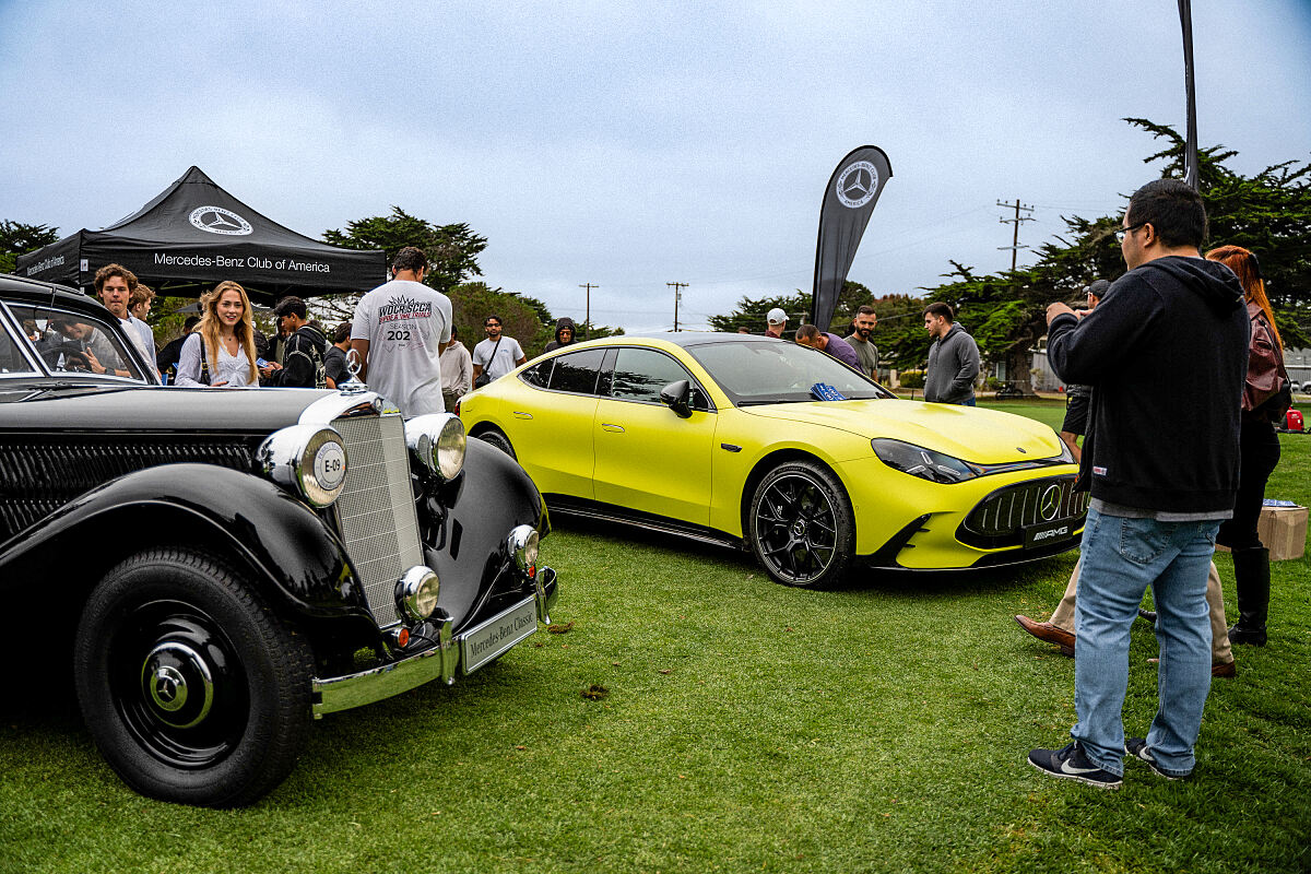 Design, Performance und Innovation: Mercedes-Benz 320 Stromlinienlimousine (W 142, 1938) und Mercedes-AMG GT 4-Türer Coupé bei „Legends of the Autobahn“ der Pebble Beach Automotive Week 2026. Foto: Jensen Larson.