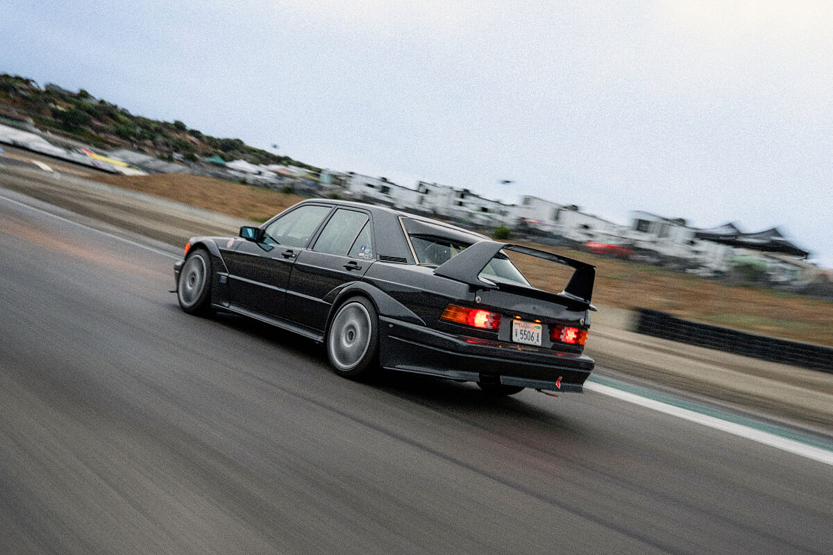 Moderne Hochleistungstradition: Mercedes-Benz 190 E 2.5-16 Evolution II (W 201, 1990) auf der Rennstrecke von Laguna Seca während der Pebble Beach Automotive Week 2026. Foto: Jensen Larson.
