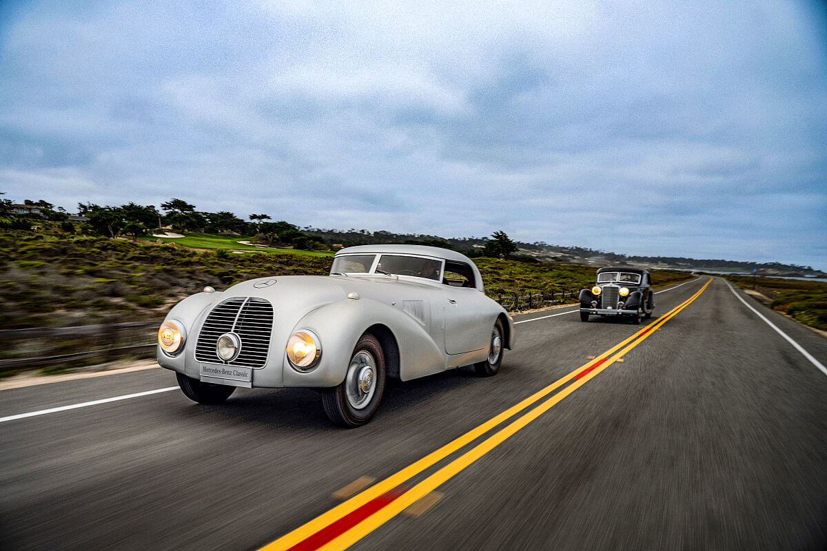 Ästhetik der Geschwindigkeit: Mercedes-Benz 540 K Stromlinienwagen (W 29, 1938, vorne) und 320 Stromlinienlimousine (W 142, 1938) auf dem 17-Mile-Drive. Aufnahme während der Pebble Beach Automotive Week 2026. Foto: Jensen Larson.