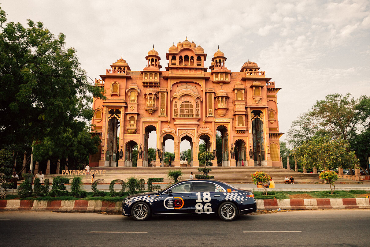 Globale Tour „140 Years. 140 Places“ der Mercedes-Benz S-Klasse im Jahr 2026. Im Juli tourte sie durch Indien und Bhutan. (Originale Fotosignatur: 26C0031_540)