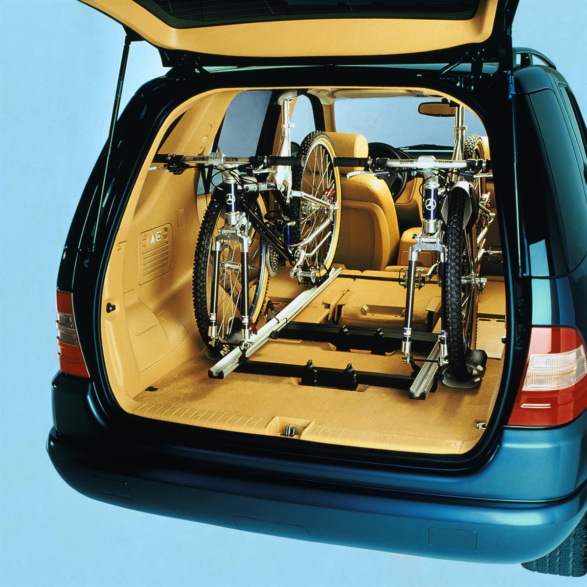20 Jahre Luxus-SUV von Mercedes-Benz - Offroader für Alltag und Abenteuer 
