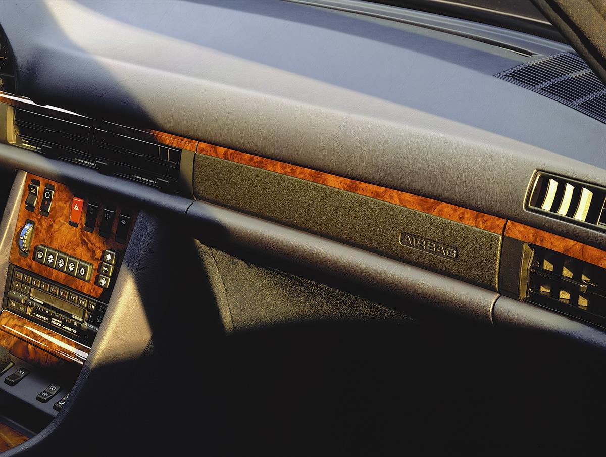 Vor 30 Jahren: Beifahrer-Airbag bei Mercedes-Benz - Schützender Luftsack auch für den Kopiloten