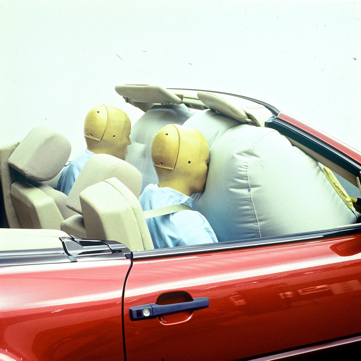 Vor 30 Jahren: Beifahrer-Airbag bei Mercedes-Benz - Schützender Luftsack auch für den Kopiloten