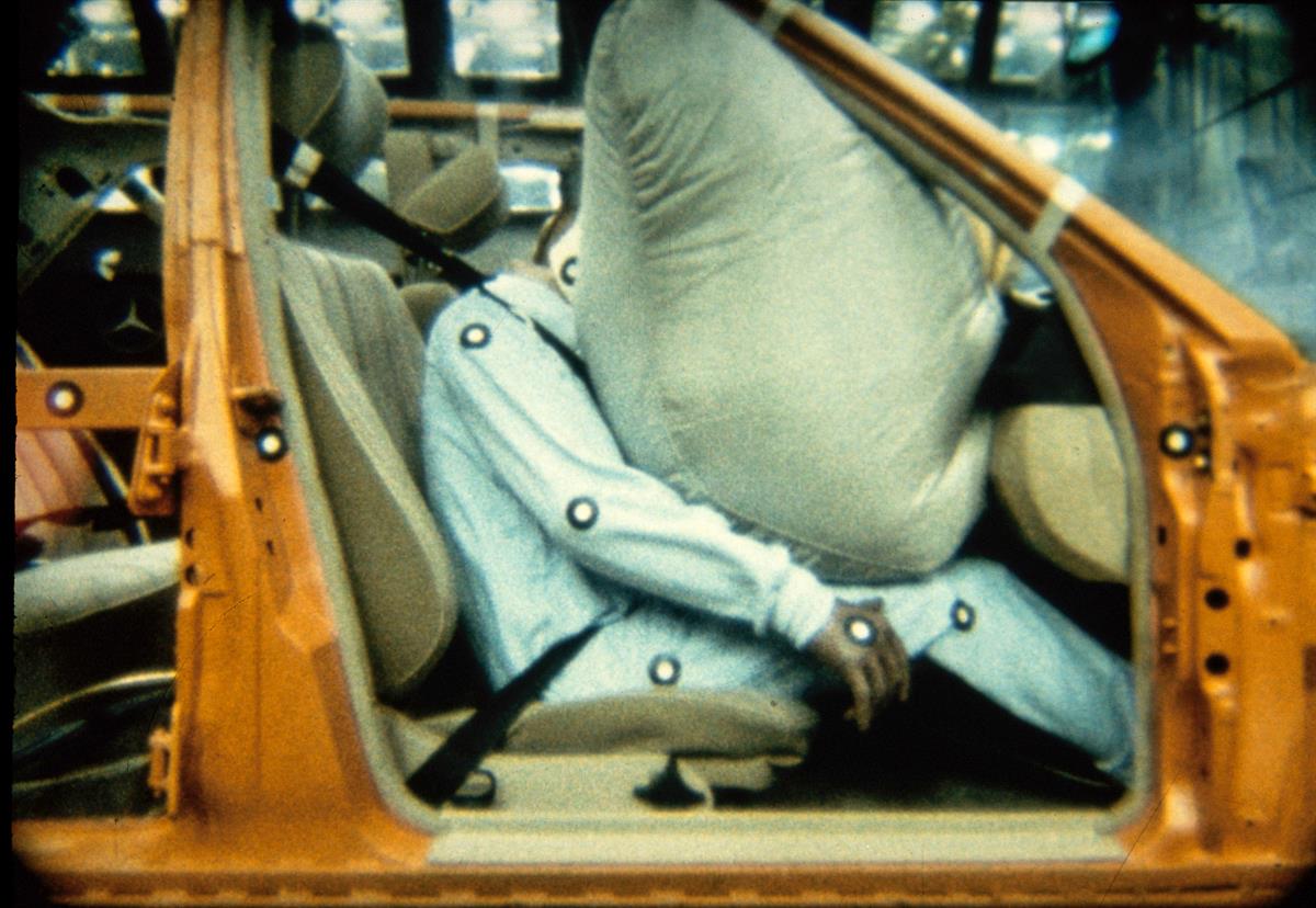 Vor 30 Jahren: Beifahrer-Airbag bei Mercedes-Benz - Schützender Luftsack auch für den Kopiloten