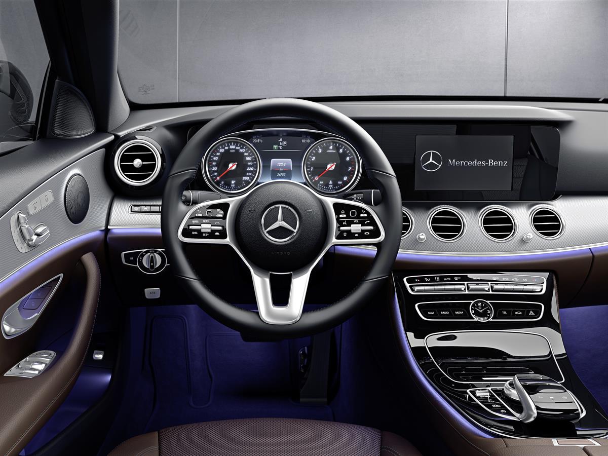 Mercedes-Benz E-Klasse Avantgarde, Exterieur: Polarweiß, Interieur: NussbraunSchwarz