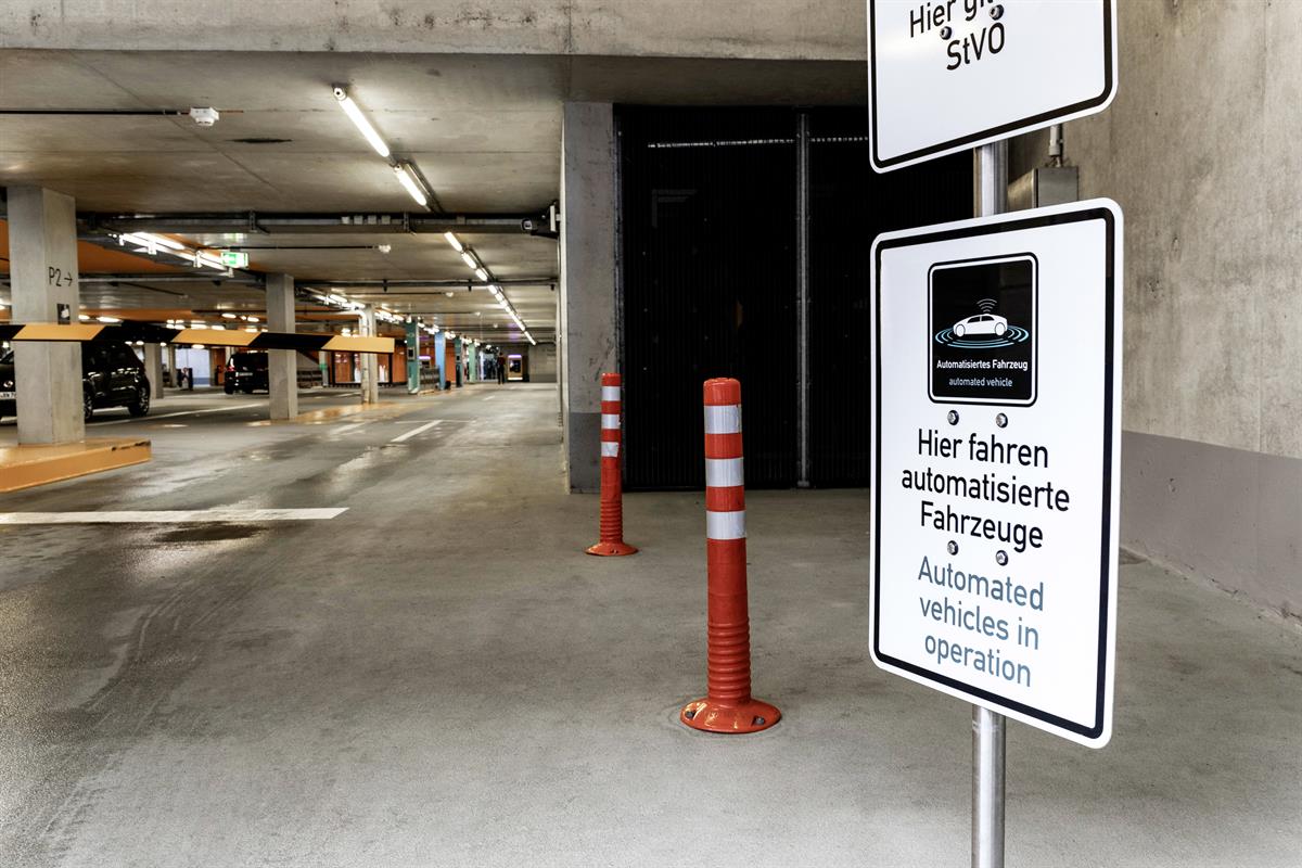 Weltpremiere: Bosch und Daimler erhalten Zulassung für fahrerloses Parken ohne menschliche Überwachung