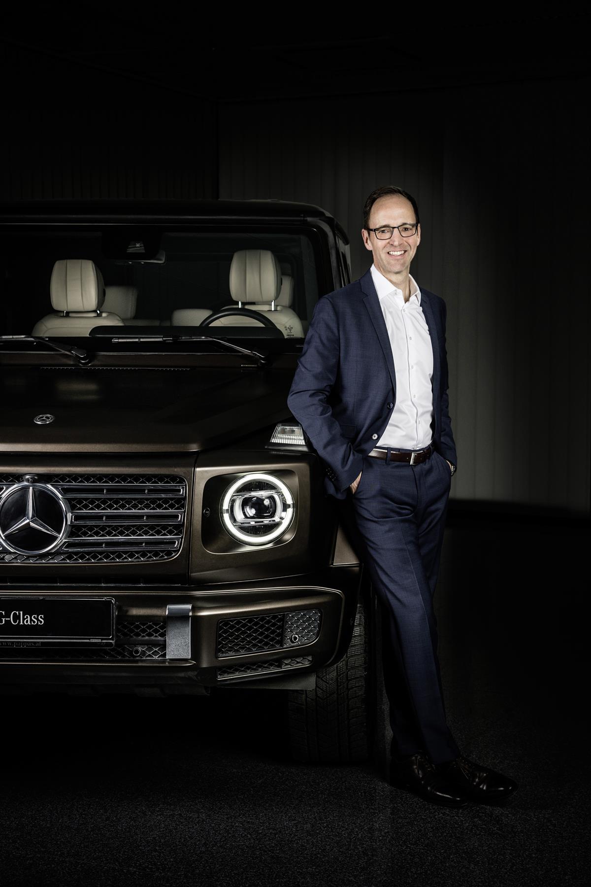 PI_Best_Cars_2020: Dr. Emmerich Schiller, Leiter des Produktbereichs Geländewagen, nimmt Preis für G-Klasse entgegen