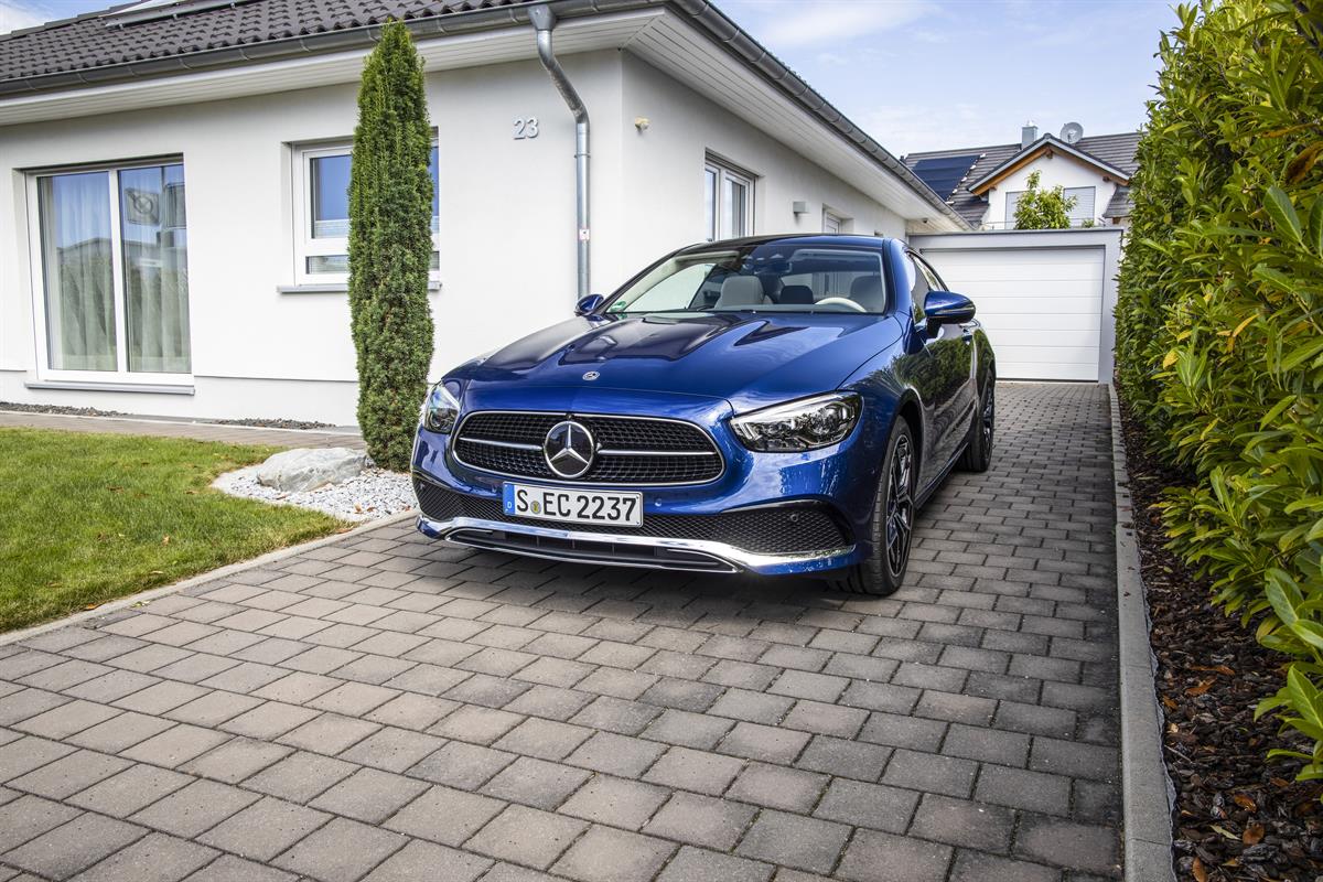 Mercedes_Benz_E_400d_4MATIC_Coupe_brilliant_blue_Stuttgart