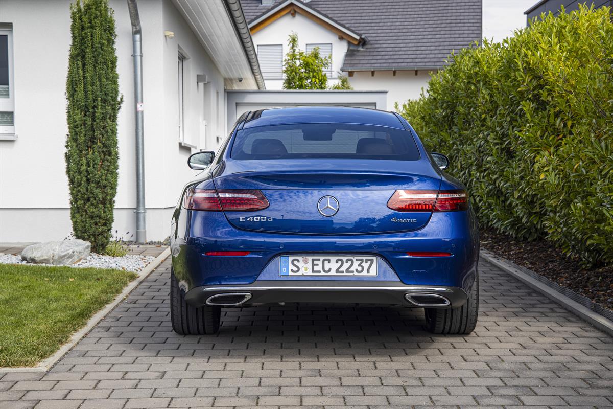 Mercedes_Benz_E_400d_4MATIC_Coupe_brilliant_blue_Stuttgart