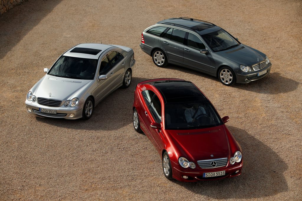 Mercedes-Benz C-Klasse der Baureihe 203. Exterieurfoto von Limousine (Produktionszeitraum 2000 bis 2007), Sportcoupé (Produktionszeitraum 2000 bis 2011 – ab 2008 als CLC) und T-Modell (Produktionszeitraum 2001 bis 2007), von links nach rechts, nach der Mo
