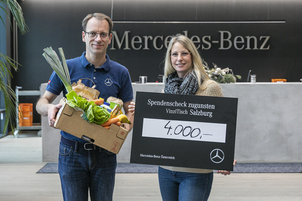 Im Bild: Mercedes-Benz Österreich CEO Carsten Dippelt bei der Scheckübergabe an Nina Hernitz, Mitarbeiterin von Mercedes-Benz Österreich und ehrenamtlich Engagierte beim VinziTisch-Salzburg Land