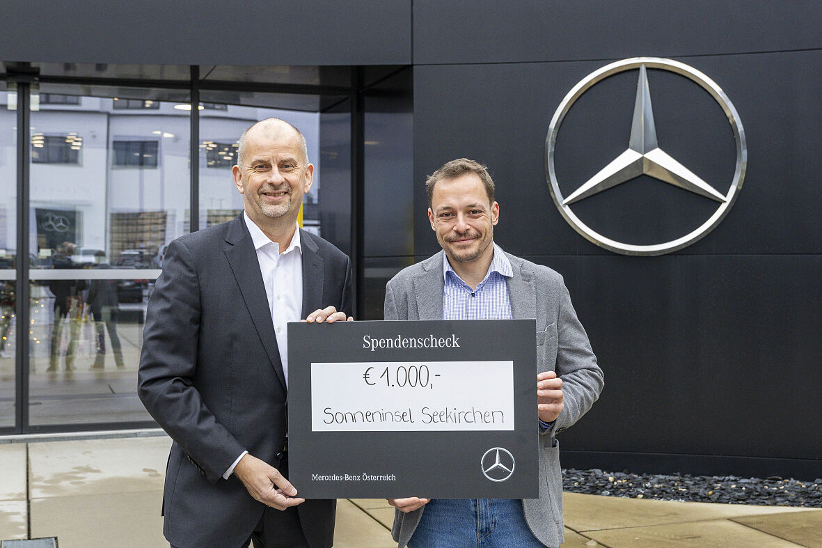 Mercedes-Benz Österreich CEO Niels Kowollik bei der Scheckübergabe an Thomas Janik, Geschäftsführer der Sonneninsel GmbH_querformat