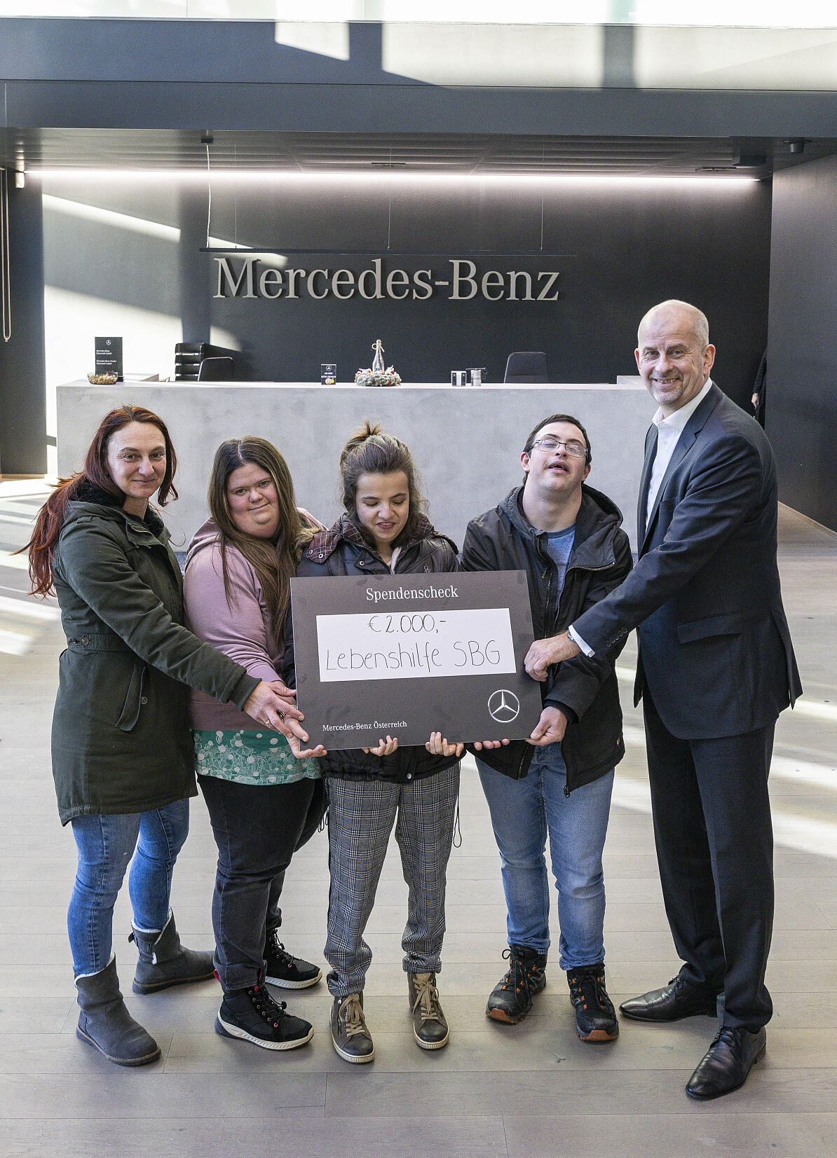 Mercedes-Benz Österreich CEO Niels Kowollik bei der Scheckübergabe an Manuela Masson-Robic, Mitarbeiterin der Lebenshilfe Salzburg sowie Katharina Aigner, Marco Anglberger und Anna Haslauer.