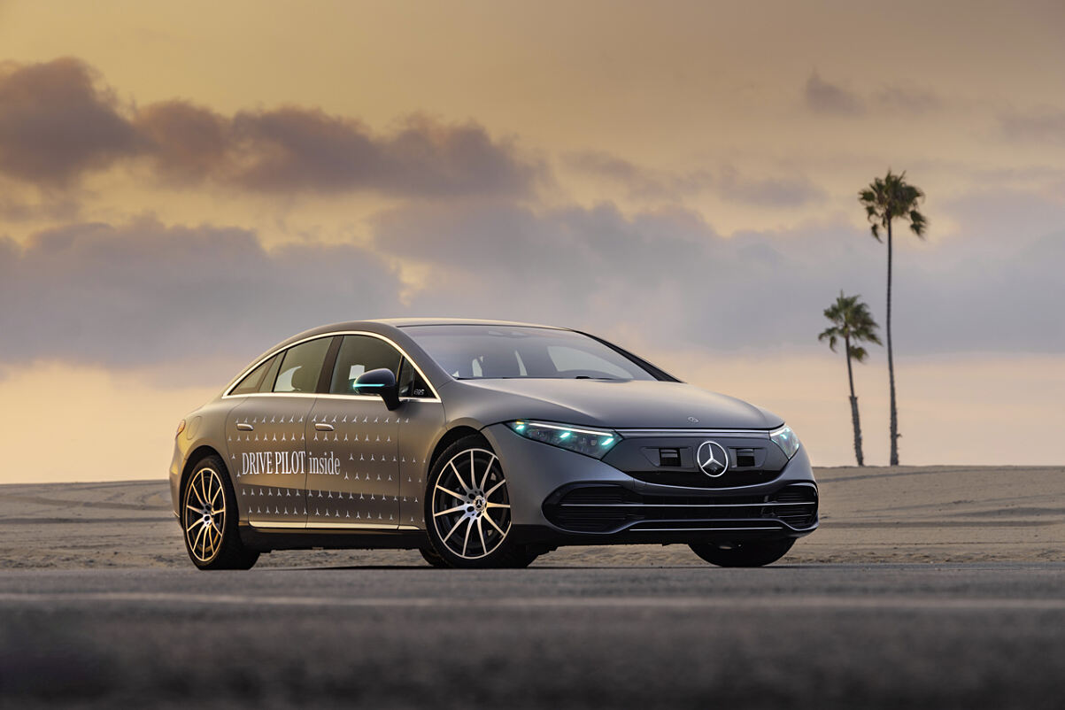 US-Behörden geben grünes Licht: Mercedes-Benz erhält weltweit erste Genehmigung für den Einsatz spezieller Außenbeleuchtung für automatisiertes Fahren