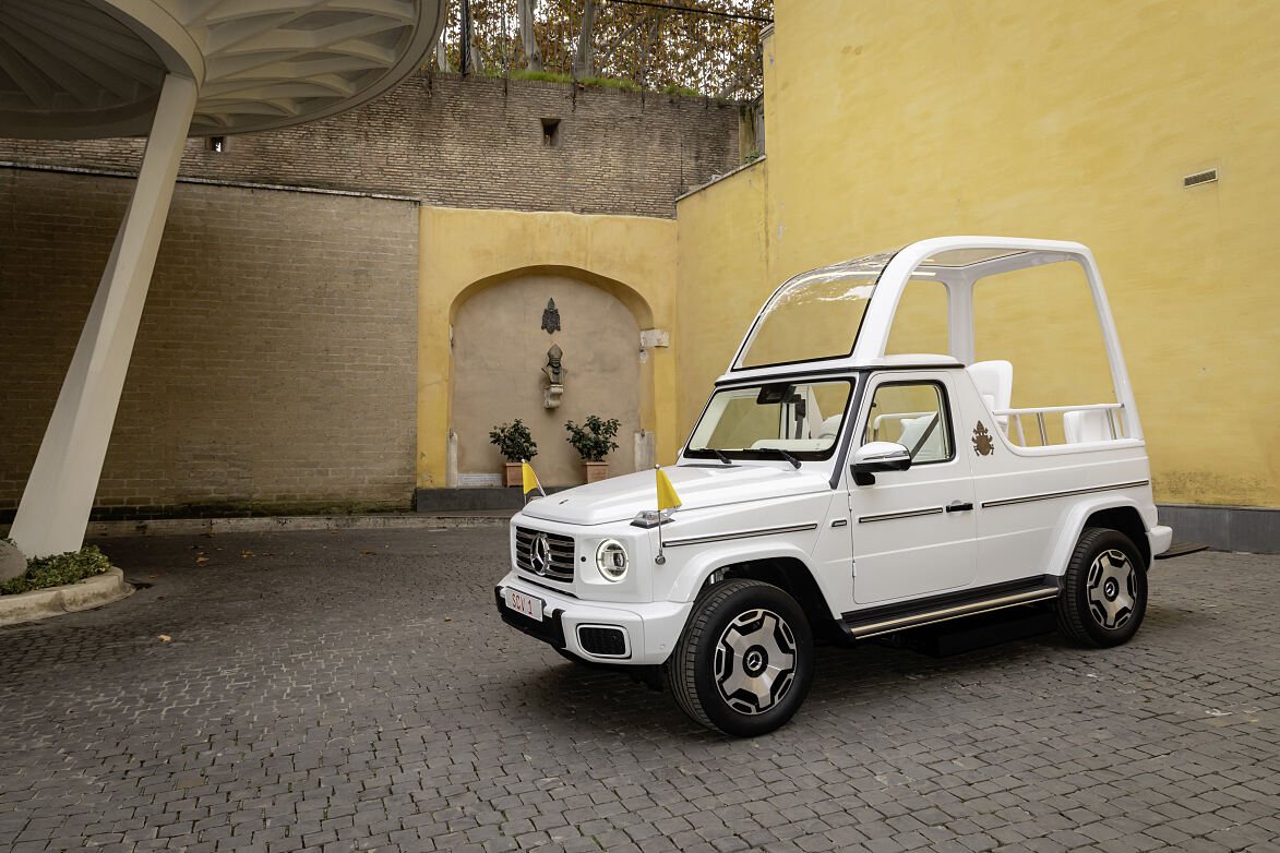 Papst Franziskus erhält erstes elektrisches „Papamobil“ von Mercedes-Benz