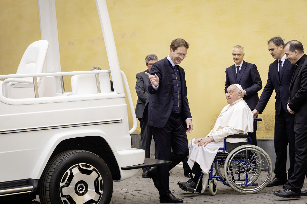 Papst Franziskus erhält erstes elektrisches „Papamobil“ von Mercedes-Benz