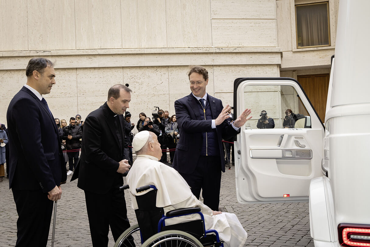 Papst Franziskus erhält erstes elektrisches „Papamobil“ von Mercedes-Benz