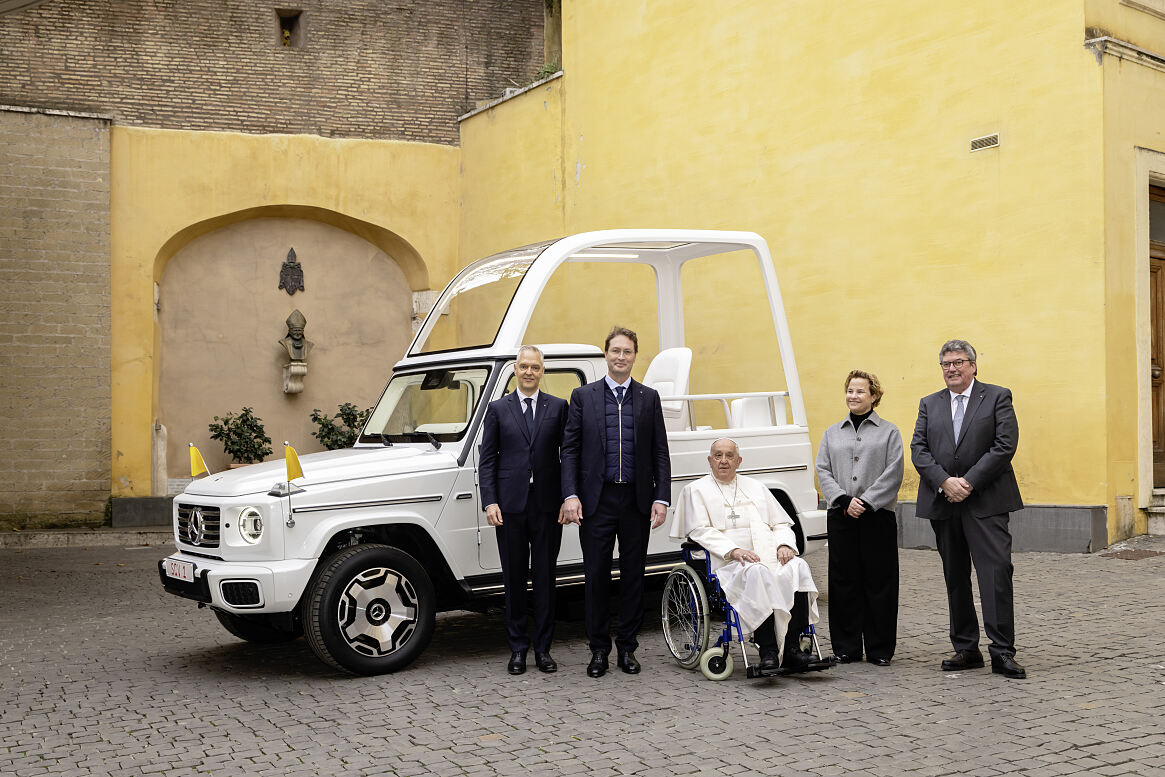 Papst Franziskus erhält erstes elektrisches „Papamobil“ von Mercedes-Benz