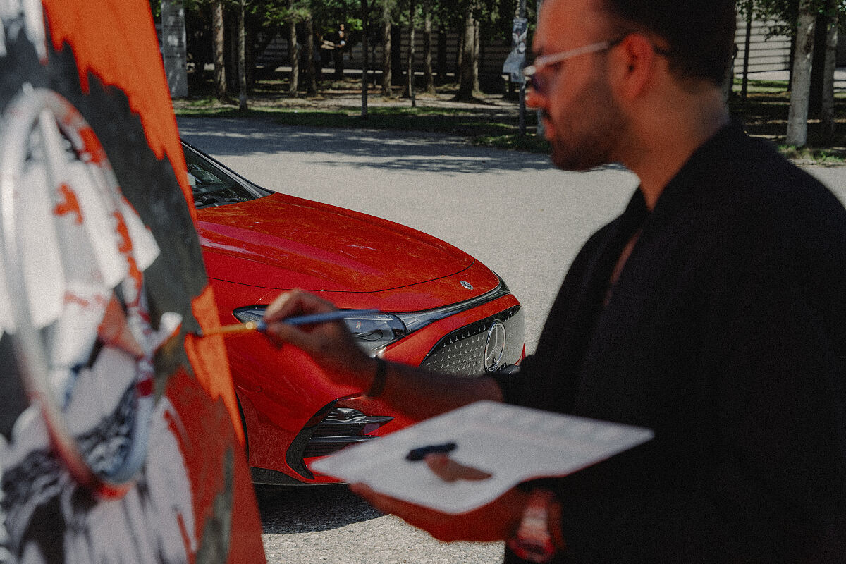 Künstler Nocturnal Arts bei der Arbeit an seinem  „Kuss der Elektrizität“ (02)