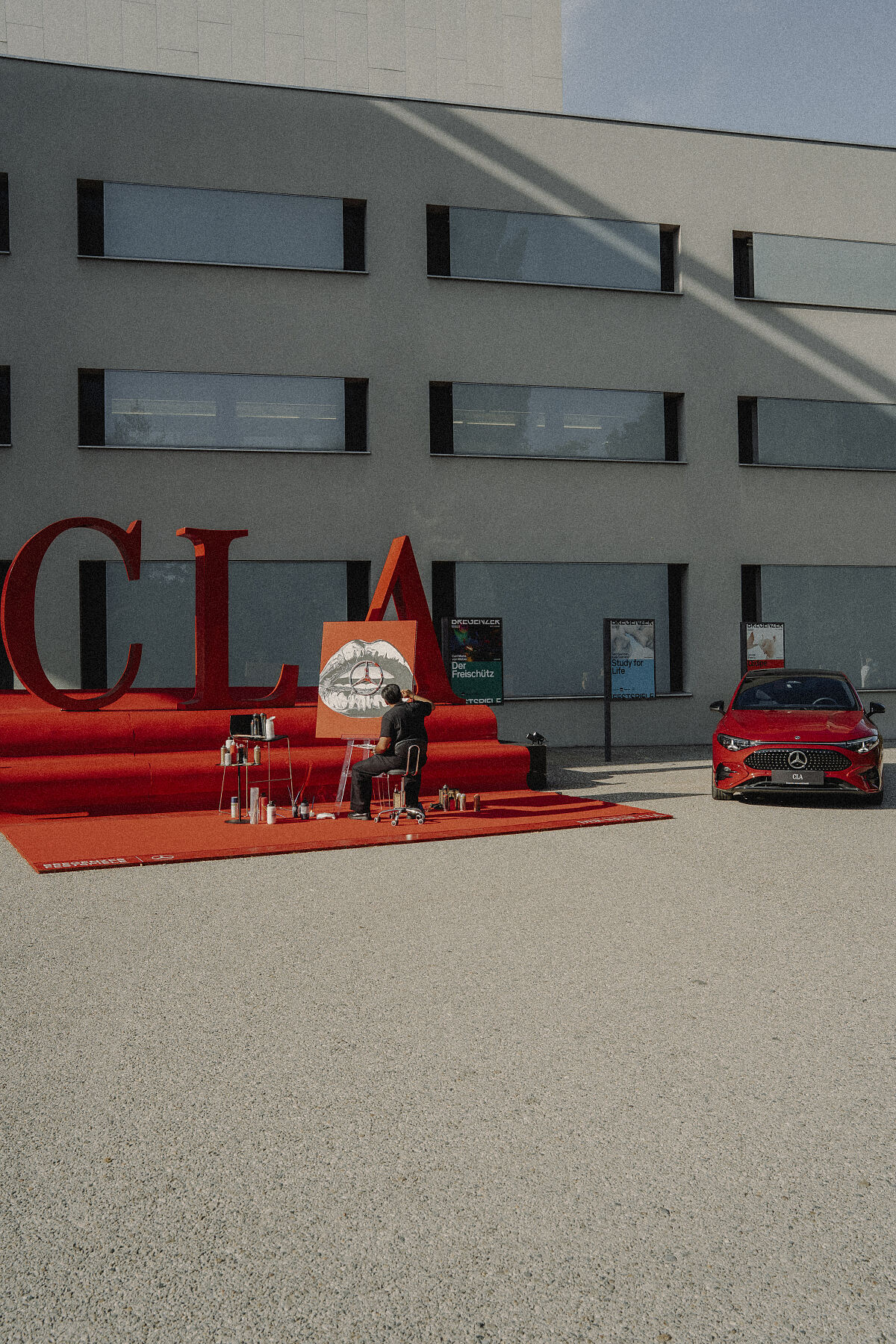 Künstler Nocturnal Arts bei der Arbeit an seinem  „Kuss der Elektrizität“ (01)