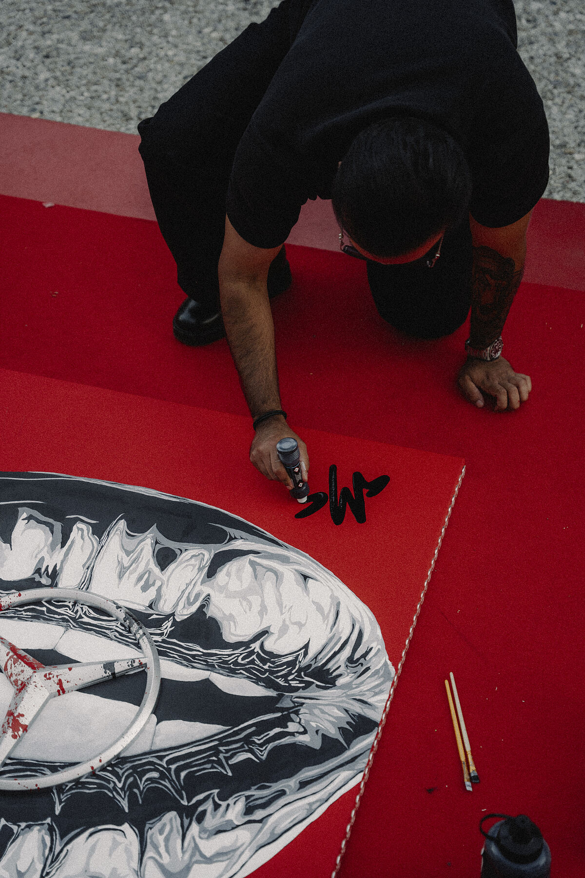 Künstler Nocturnal Arts bei der Arbeit an seinem  „Kuss der Elektrizität“ (05)