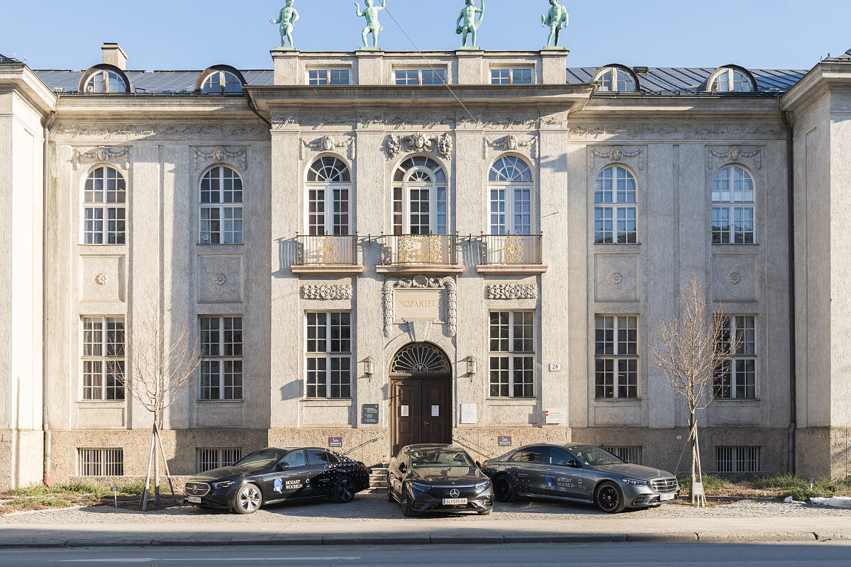 Die Mercedes-Benz Fahrzeugflotte vor dem Mozarteum