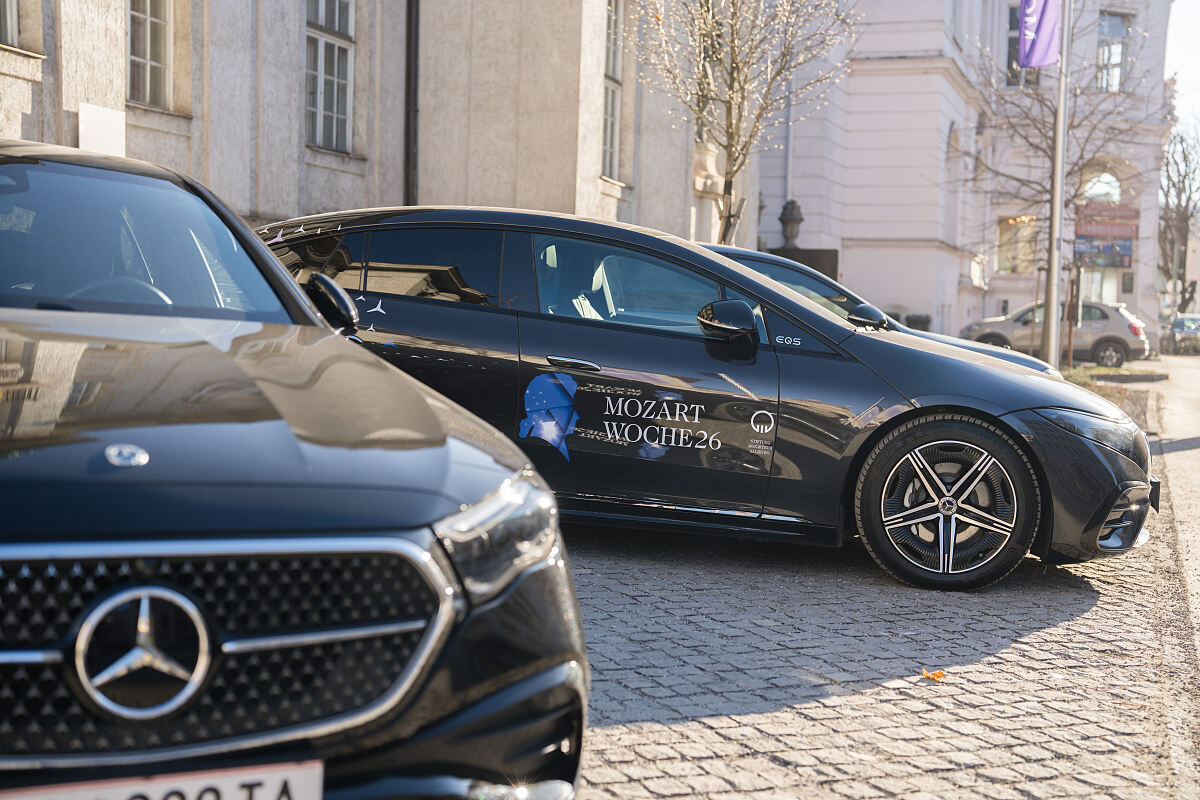 Die Mercedes-Benz Fahrzeugflotte vor dem Mozarteum